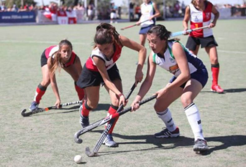 13  La Sub 18 femenina de hockey sigue entrenando fuerte en San Rafael- domingo 31-03-13