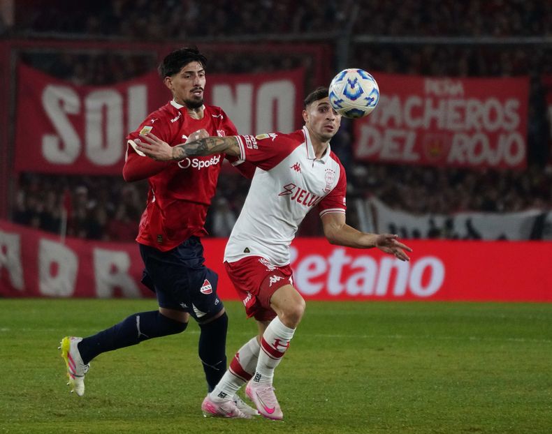 En un encuentro con mucho suspenso, Huracán eliminó a Independiente y es el primer finalista