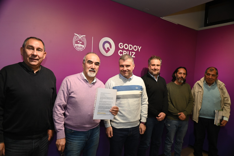Acuerdo firmado por la Municipalidad de Godoy Cruz y el Sindicato de Vendedores y Revistas.