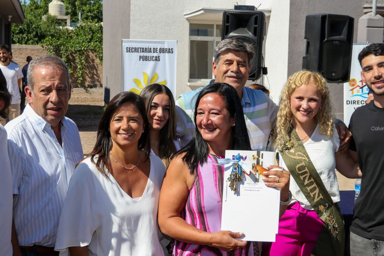 Emoción y alegría en las familias beneficiarias durante el acto de entrega de viviendas.