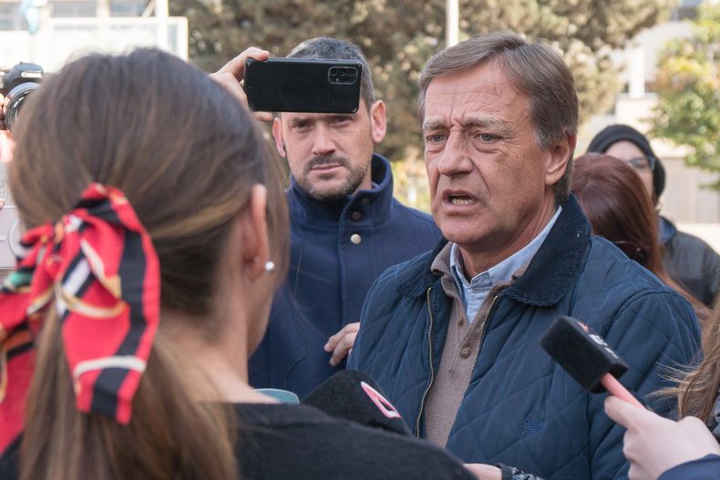 Rodolfo Suarez, en el momento del reclamo de una de las votantes cuando fue a emitir el sufragio en estas PASO 2023 Rodolfo Suarez, en el momento del reclamo de una de las votantes cuando fue a emitir el sufragio en estas PASO 2023