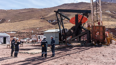 Mientras el Gobierno licita 12 áreas petroleras, YPF pone en venta otras 14 en Mendoza  