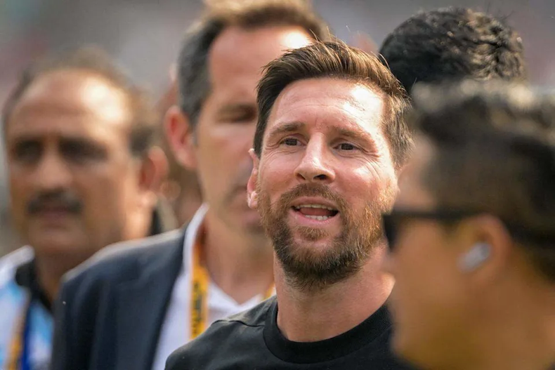 Lionel Messi interactúa con chicos y fanáticos.