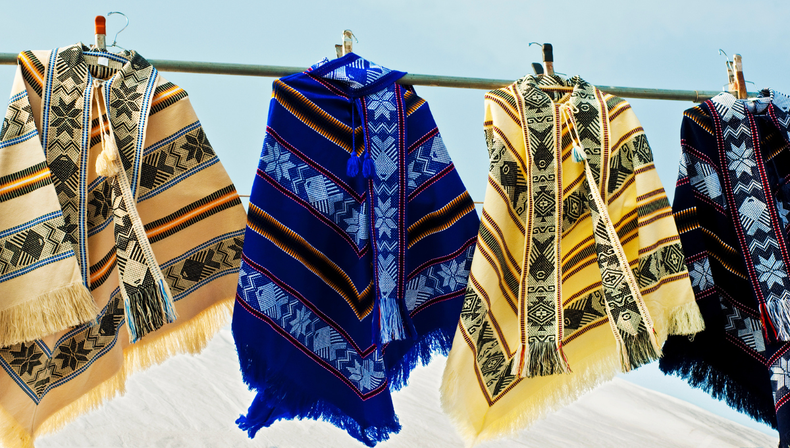 El poncho es una prenda que te servirá para este y todos los inviernos