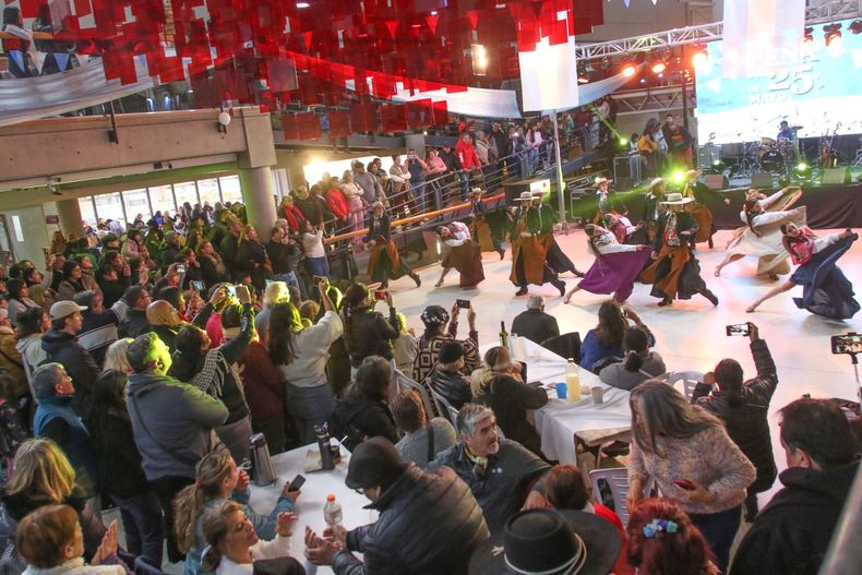 Gran Peña del 25 de Mayo en el Le Parc: canto, danza y comidas típicas
