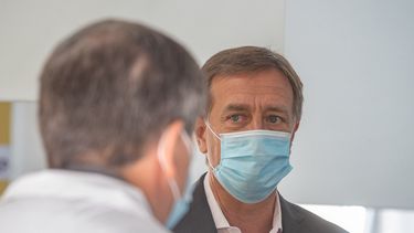 Sitio Andino | Gobernador Rodolfo Suarez; la ministra de Salud, Desarrollo Social y Deportes, Ana María Nadal y el director de (OSEP) Carlos Funes, módulos de internación, Hospital El Carmen.