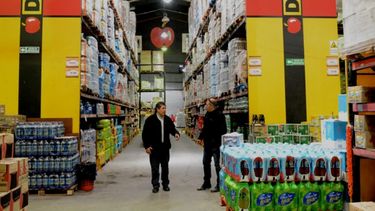 Diarco picó en punta entre los comercios al empezar a recibir billetes de dólar cara chica, deteriorados o escritos