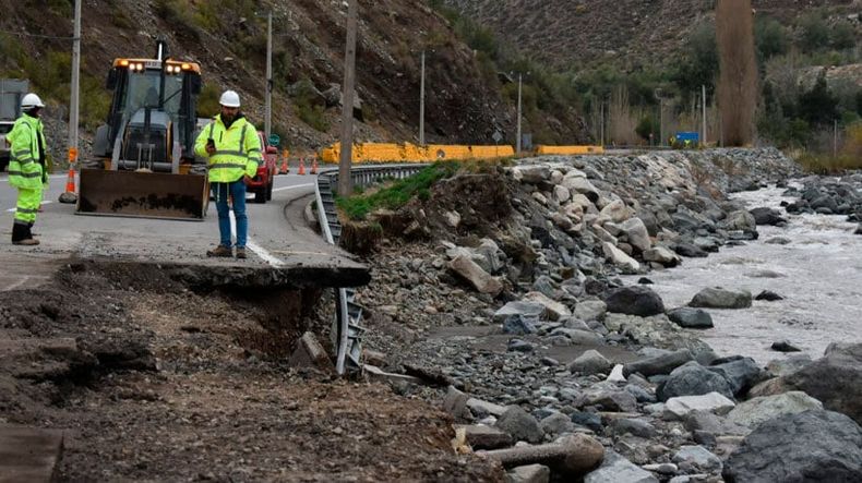 Las precipitaciones produjeron desplazamientos de tierras y derrumbes que obstruyeton el camino en el corredor internacional.