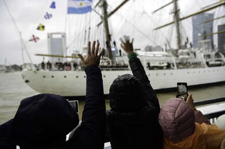 La Fragata Libertad partió el sábado desde Buenos Aires con más de sesenta guardia- marinas a su viaje de instrucción.