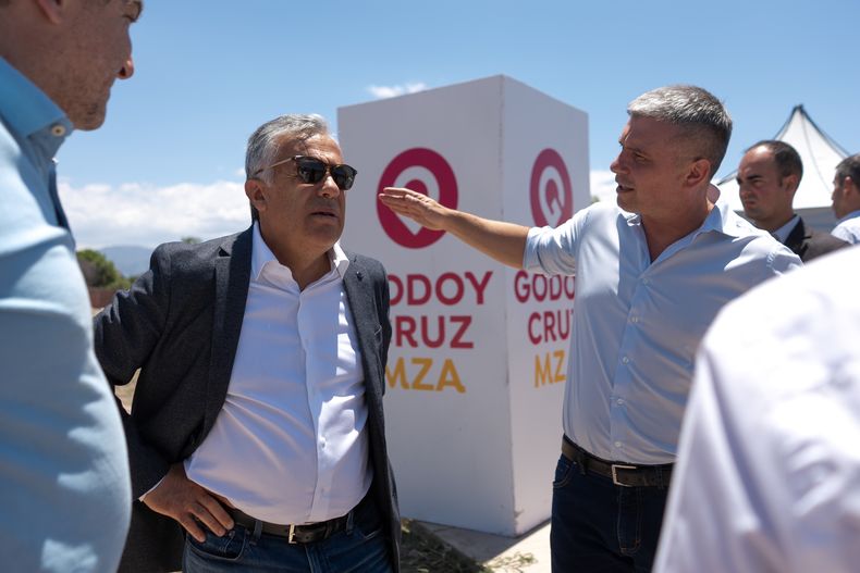 Alfredo Cornejo, diálogo con la prensa durante una visita junto al intendente de Godoy Cruz, Diego Costarelli, en predio de la ex Bodega Campana.