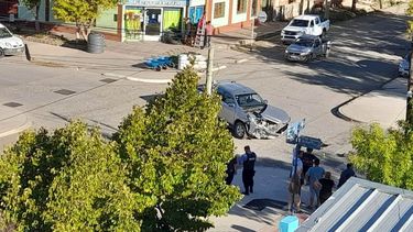 Accidente de tránsito en Ruibal y Uriburu (Foto Martín Guardia).