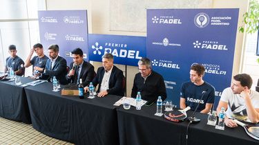 Autoridades de la Asociación de Pádel Argentino, del gobierno provincial y jugadores en la conferencia de prensa. 
