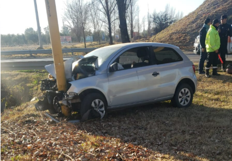 El accidente involucró a un solo vehículo, un VW Gol -dominio PFN 150- de color gris.