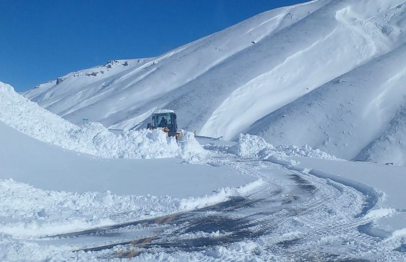 Por las nevadas y acumulación sigue cerrado Paso Internacional Pehuenche.