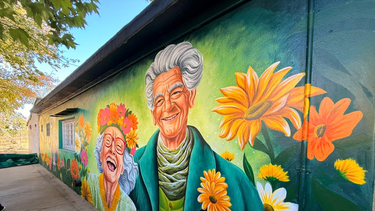 un mural que emociona: homenaje a personas mayores en san carlos