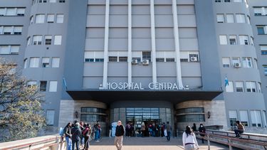 Un colectivo atropelló a un peatón en el Parque San Martín y permanece en grave estado