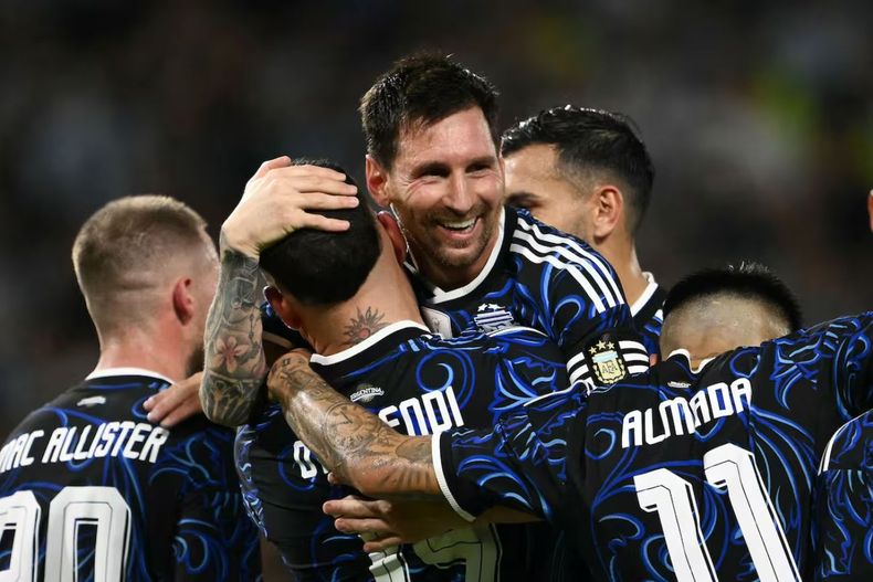 La Selección usará la camiseta suplente de color azul y negro frente a Inglaterra