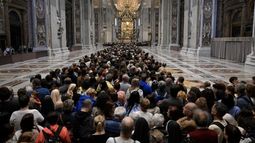 Último adiós al papa Francisco: miles de fieles llegan a despedirlo en el tercer día de velatorio.