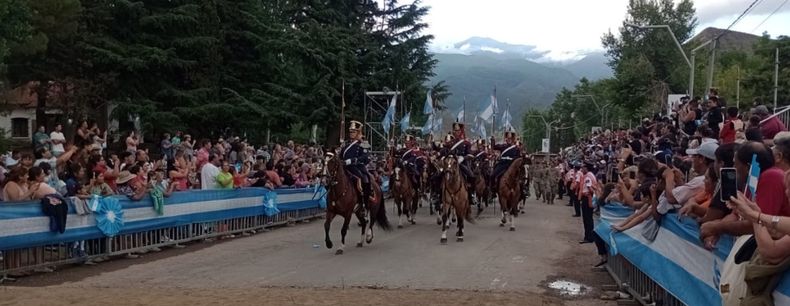 Una multitud acompañó el desfile militar en el Manzano Histórico