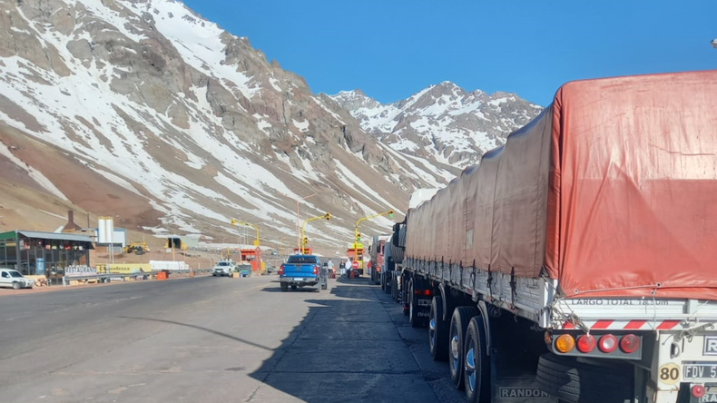 El Paso Internacional Los Libertadores registró entre cinco y seis horas de demora para cruzar a Chile. 