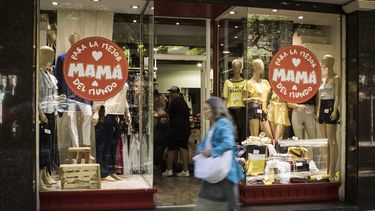 Día de la Madre: las cantidades vendidas por los comercios minoristas cayeron 25,1% interanual