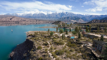 Cantos de Miralago: el proyecto frente al Dique Potrerillos que redefine el turismo de montaña en Mendoza