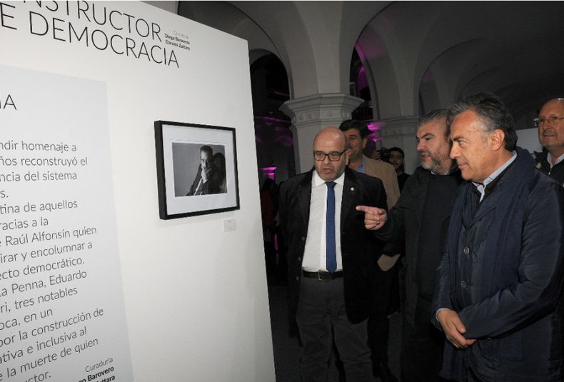muestra constructor de la democracia