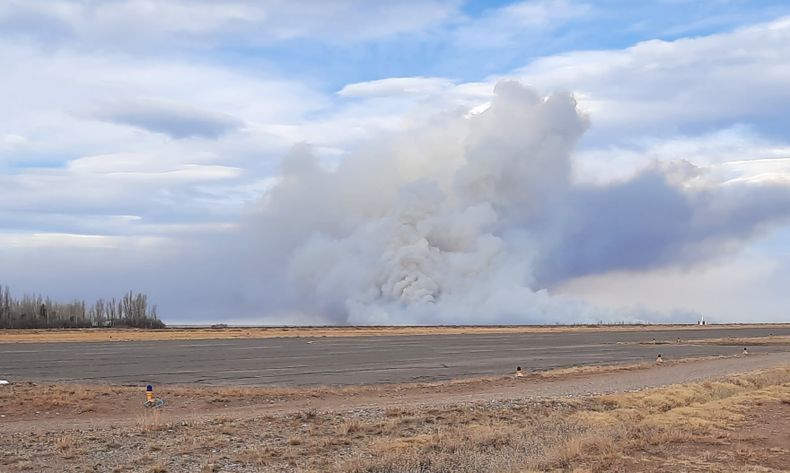 Las densas columnas de humo del incendio son visibles desde varios puntos de la ciudad. En esta foto desde el Aeropuerto de Malargüe.