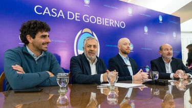 El gobernador Alfredo Cornejo realizó el convenio con el intendente de Luján de Cuyo, Esteban Allasino, para establecer el Hub Logístico en ese departamento.