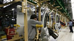 La producción de automóviles cayó 13,3% en julio