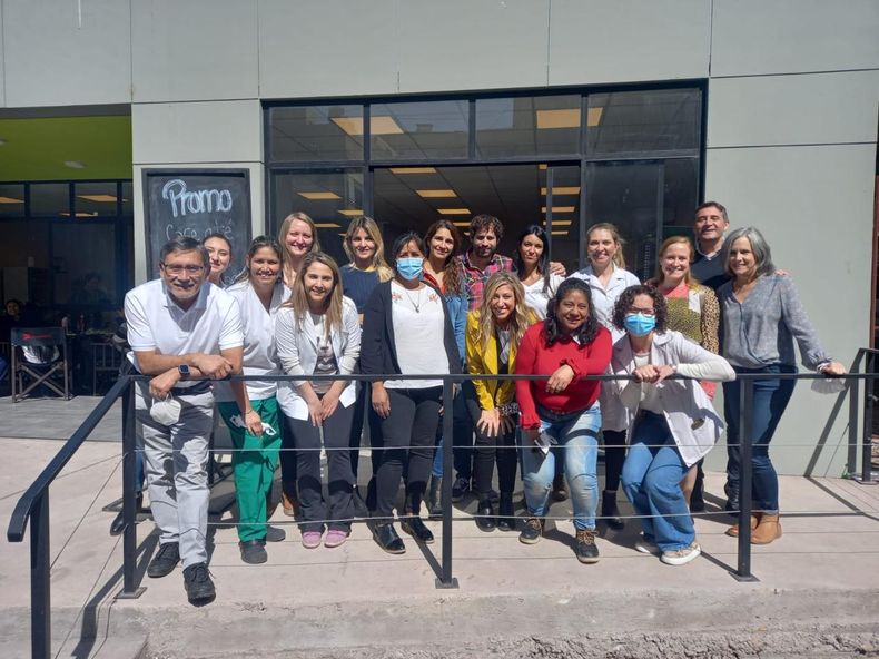 Luis Parra junto a su equipo de trabajo.