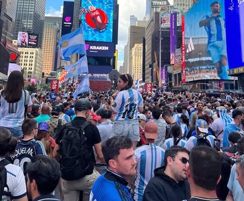 Mundial 2026: marea albiceleste en Times Square con un multitudinario banderazo de hinchas argentinos.
