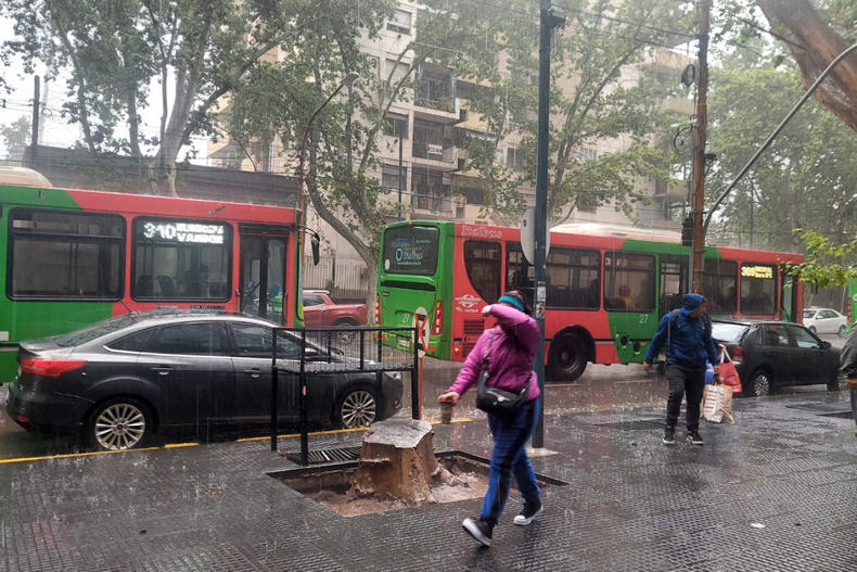La lluvia tom&oacute; por sorpresa a los transe&uacute;ntes de Ciudad.