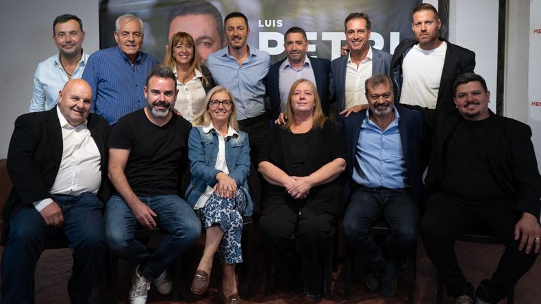 Patricia Giménez, al lado de Luis Petri y acompañados de las y los precandidatos a intendentes para estas elecciones 2023.