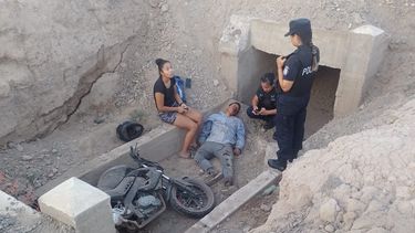 El motociclista sufrió lesiones y lo trasladó una ambulancia del Servicio de Emergencia Coordinado.