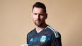Lionel Messi con la camiseta de la Selección Argentina femenina.