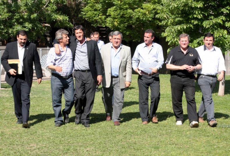 Mezclados: Carlos Ciurca, Jorge Giménez, Alejandro Bermejo, Rubén Miranda, Paco Pérez, Juan Agulles y Sergio Salgado. Atrás, Martín Aveiro.