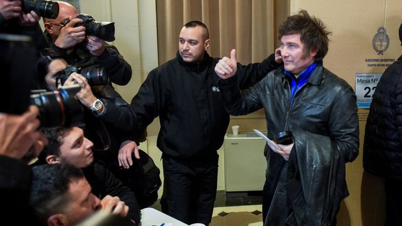 Javier Milei: caos y fervor en su llegada al lugar de votación. Javier Milei: caos y fervor en su llegada al lugar de votación.