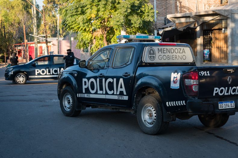 Violencia de género: batalla campal entre vecinos y policías en la casa de una víctima.