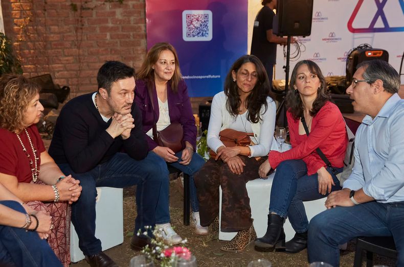 El legislador mantuvo un encuentro con educadores mendocinos.