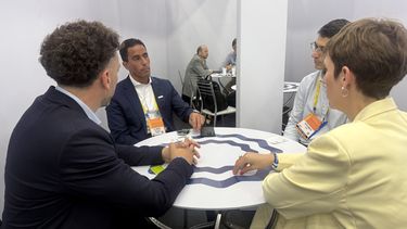 Mendoza llevó a Brasil su cartera de proyectos de petróleo y gas en busca de inversiones