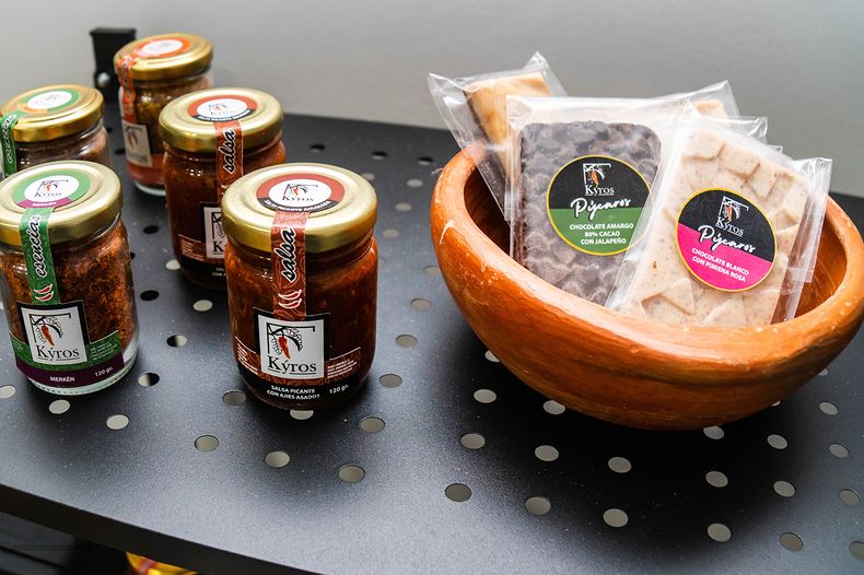Las emprendedoras elaboran chocolates, alfajores, salsas y mermeladas de manera artesanal.