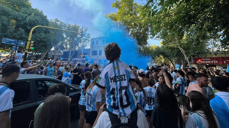 El desafío no pasa por disminuir la pasión que despierta la Selección Argentina, sino por aprender a gestionarla