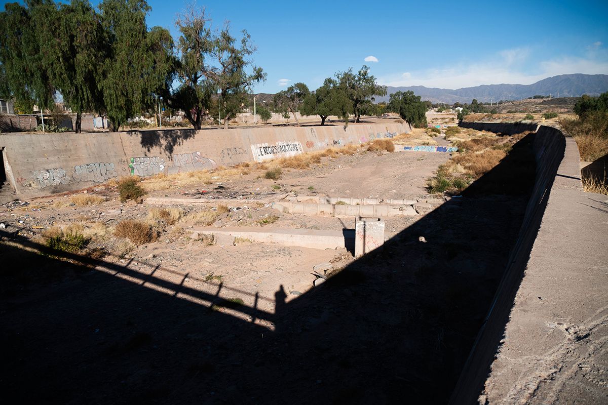 El Gran Mendoza cuenta con una extensa red de diques aluvionales, colectores, canales y zanjones que permite captar, regular y conducir las crecidas.