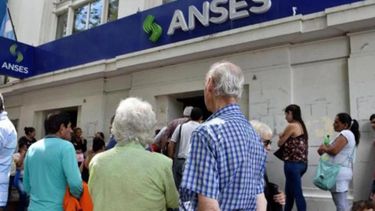 Los jubilados y la AUH cobrarán hoy el bono extraordinario