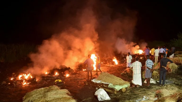 49 muertos en la India, cuerpos incinerados.