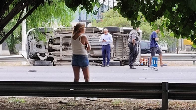 Accidente vial: una camioneta volcó en el Acceso Sur tras impactar con un auto.&nbsp;