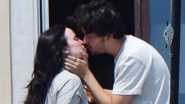 Billie Eilish confirmó su romance y sorprendió a todos: quién es Nat Wolff, el actor que la conquistó