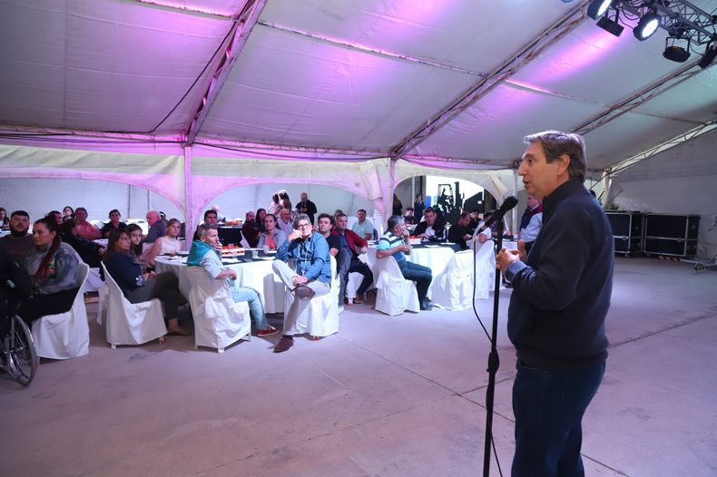 Emir Félix presentó la flamante tecnología de la pulpera y sus productos.