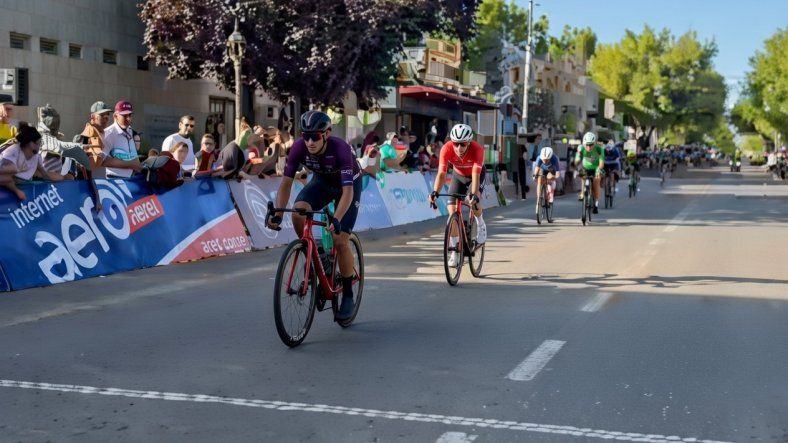 Navarro fue el más rápido en Tupungato y confirmó el dominio del equipo de Guaymallén en el arranque de la carrera.